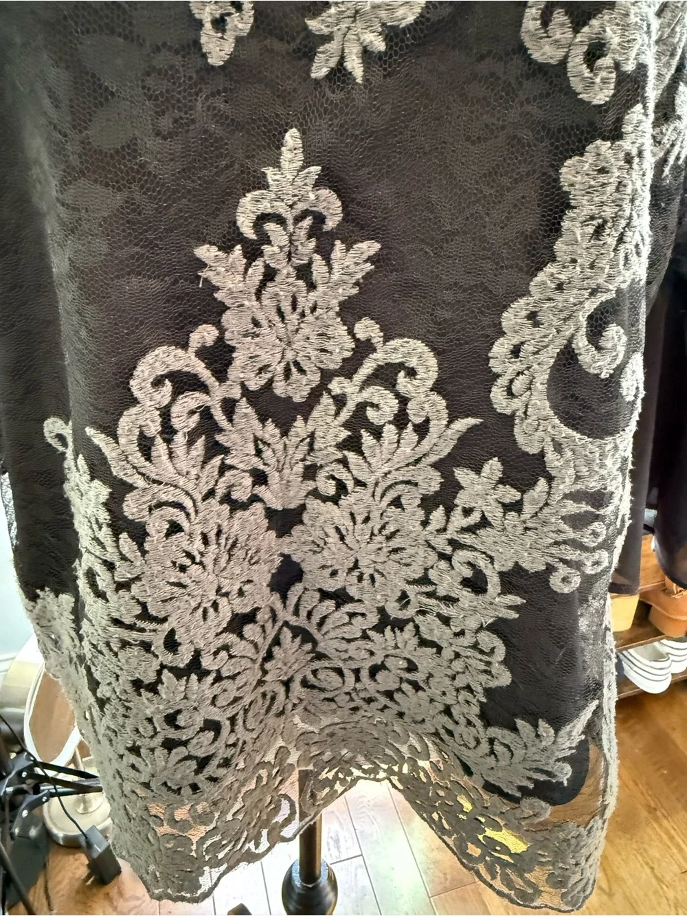 Carmen Marc Valvo Gorgeous Black Bell Sleeve Blouse with Gray Lace Overlay Sz XL - Picture 4 of 8